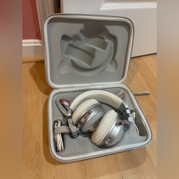 Ariana Grande Brookestone Headphones - Picture 2 of 3